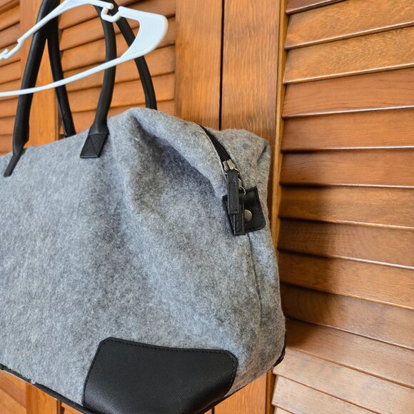 HUGO BOSS Parfums Grey/ Black Felted Travel Duffle Gym Bag Logo Carry On - Picture 4 of 7